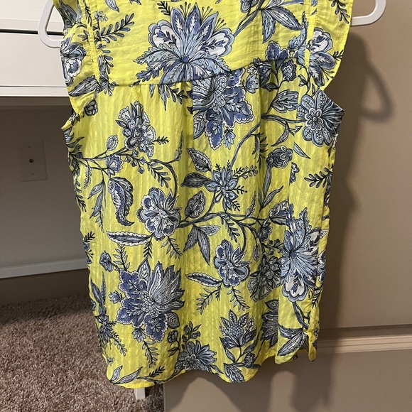 LOFT NWT Garden Smocked Split Neck Shell - Picture 3 of 4